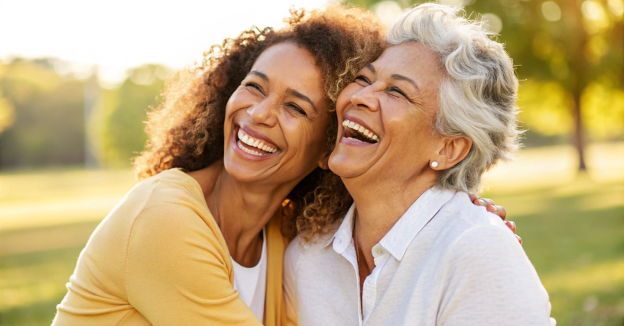 grupo de mulheres felizes de diferentes idades e etnias, abraçadas em um parque, sorrindo e celebrando a amizade